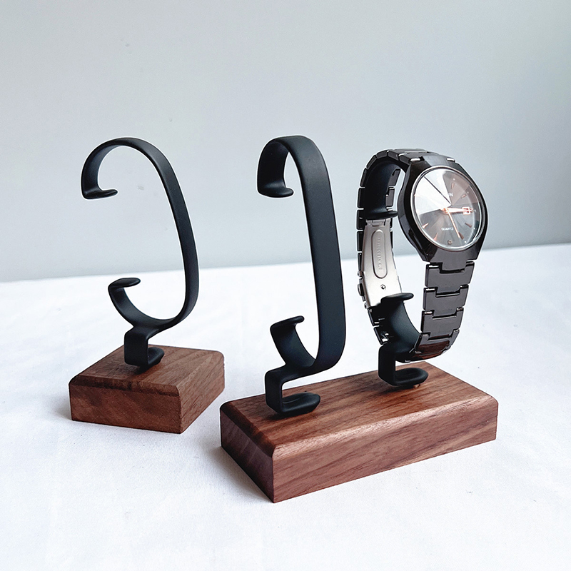 C-förmiger Schmuckständer aus  – Jewelry And Watches Inc Bewertung und Preis